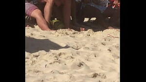 Manjando rola em praia
