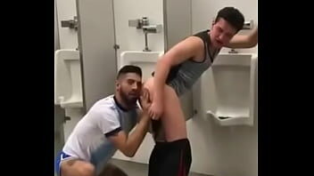 Homem pelado gay banheiro público
