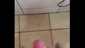 Novinho batendo punheta no banheiro