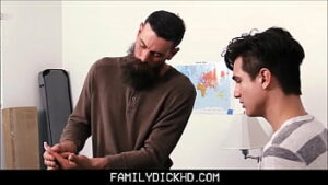 Pai gay namorando com o filho mais novo