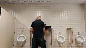 Homem cagando no banheiro e limpando cuzao