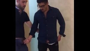 Moreno alto fazendo sexo no banheiro publico