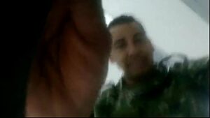 Soldado militar colombiano masturbándose porno gay