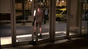 Homem tira a roupa na rua