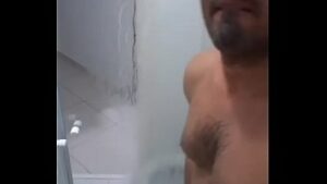 Jovem gay tomando banho com velho