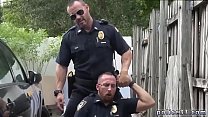 Policiais machos comem bandido enscondidos