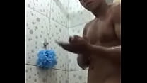 Foto de rola de homem no banheiro