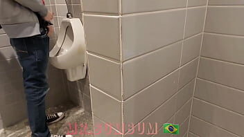 Porno novinho pelado no banheiro publico