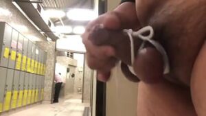 Homem se masturba em banheiro público