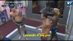 Homem tomando banho pelado