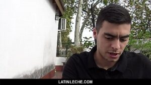 Joven negro amateur hetero con tirantes de Jamaica se folla a un cineasta latino gay por dinero en efectivo POV