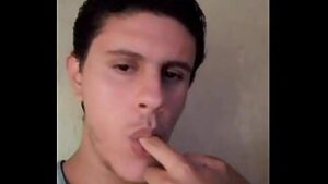Novinho brasileiro comendo cu