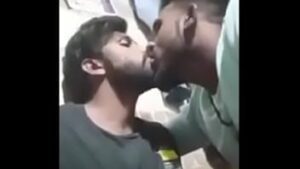 Beijo gay mukher