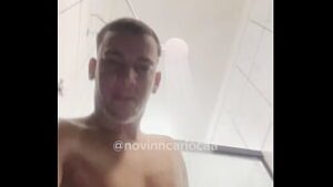 Novinho gordinho tomando banho guy gay