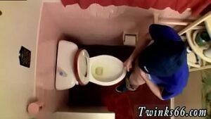 Samuel fazendo xixi no vaso sanitário sentado