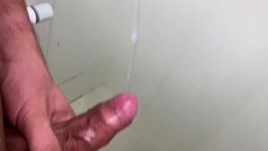 Gozando muito no banheiro da academia