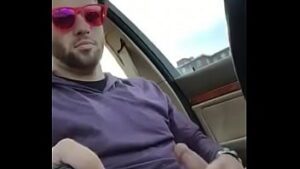Hétero lindo exibindo o pau no carro