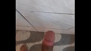 Moreno chupando os pés do seu namorado no sexo