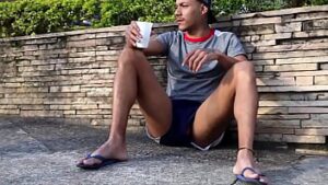 Punhetando o morador de rua na ponte